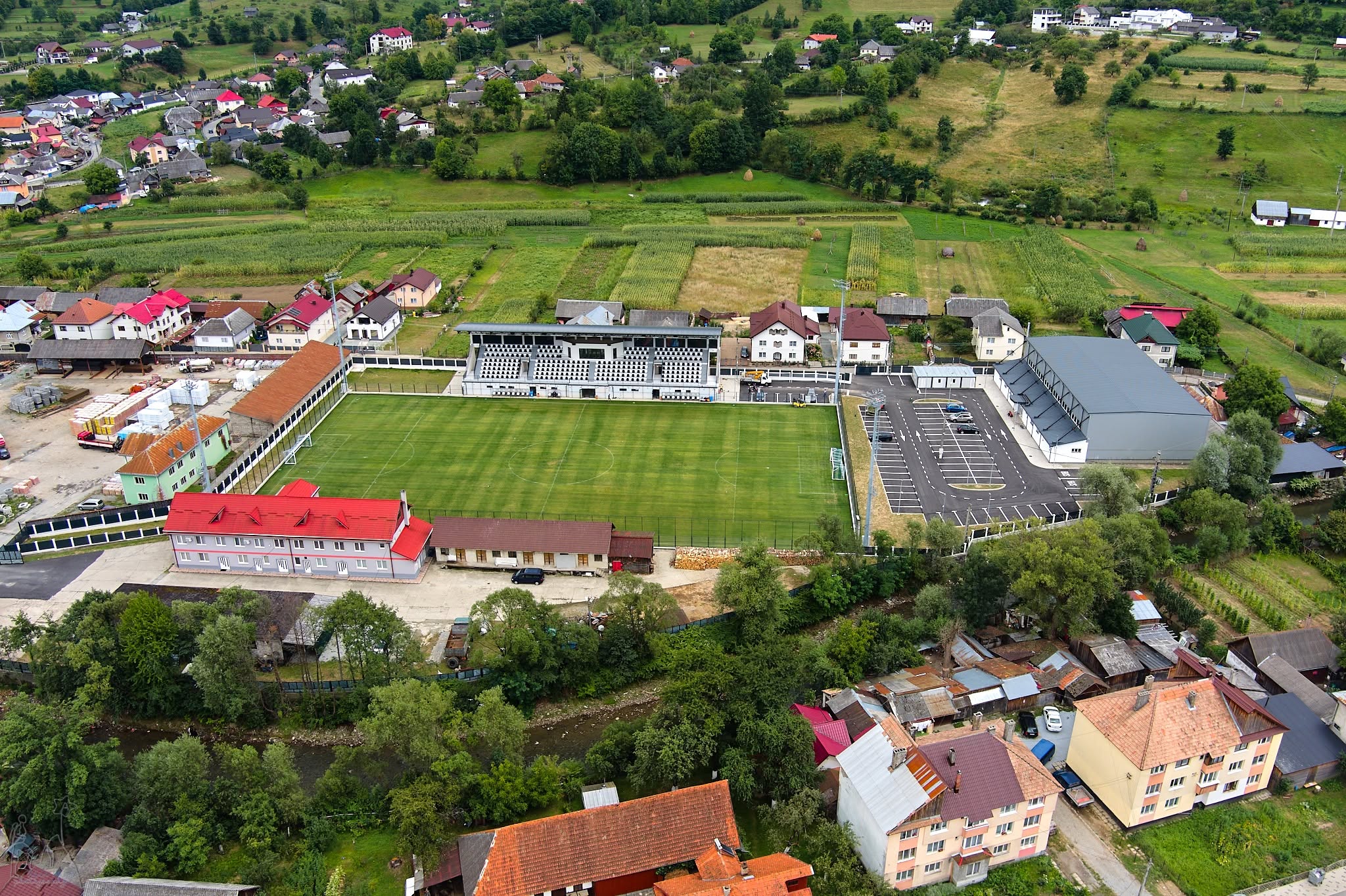 FOTO Investitie de peste 20 de milioane de lei la Rodna Complexul sportiv cu stadion conform standardelor UEFA inaugurata