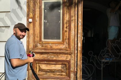 FOTO Liceul de Arte Corneliu Baba a primit un aparat cu laser pentru curaterea lemnului dupa ce profesorii l au solicitat primarului Gabriel Lazany