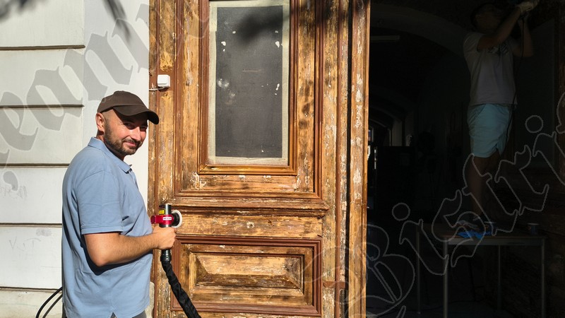 FOTO Liceul de Arte Corneliu Baba a primit un aparat cu laser pentru curaterea lemnului dupa ce profesorii l au solicitat primarului Gabriel Lazany