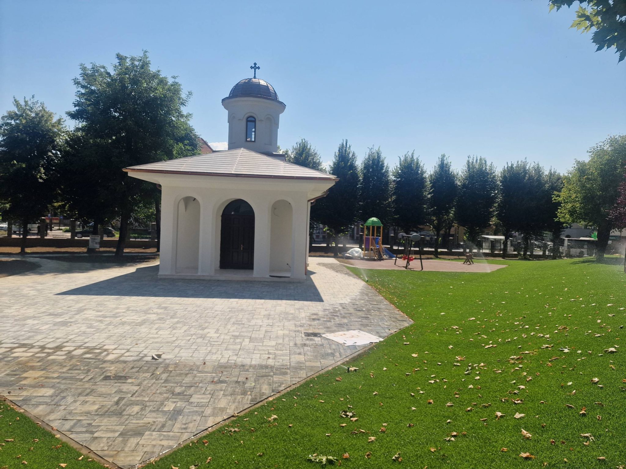 FOTO VIDEO Curtea Spitalului Bistrita amenajata Capela si loc de joaca pentru copii