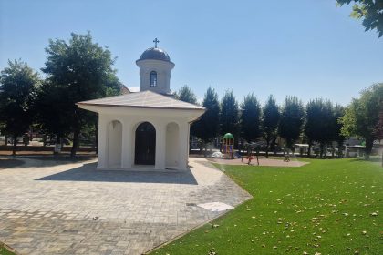 FOTO VIDEO Curtea Spitalului Bistrita amenajata Capela si loc de joaca pentru copii