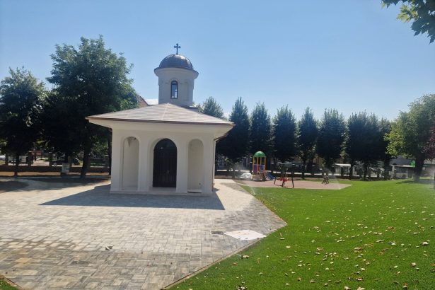 FOTO VIDEO Curtea Spitalului Bistrita amenajata Capela si loc de joaca pentru copii