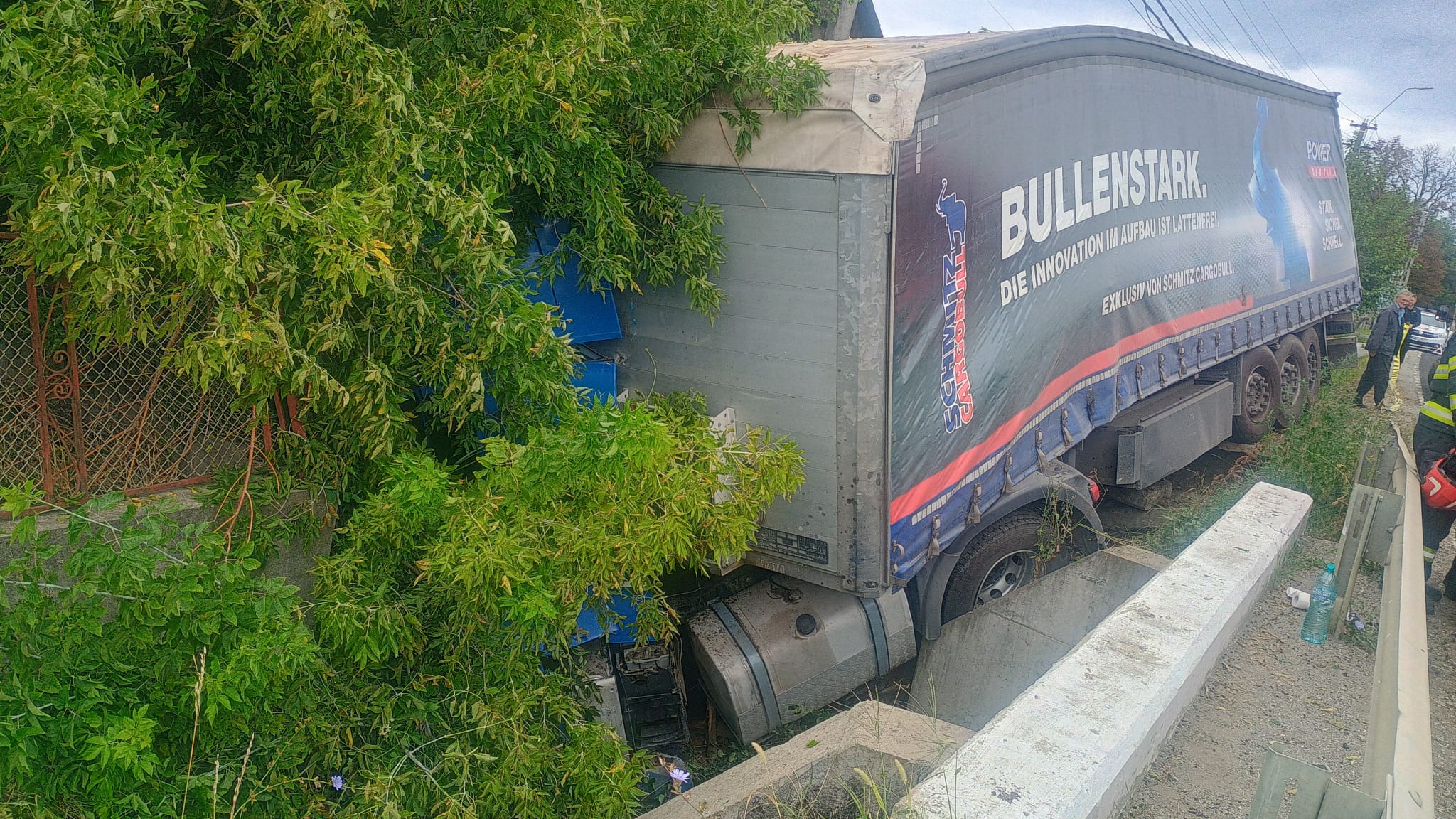 FOTO VIDEO Dipsa Camion intrat in cap de pod In timpul deraparii a lovit un pieton