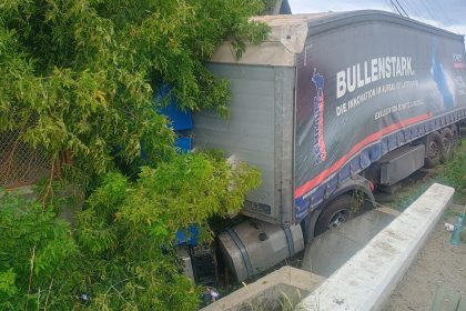 FOTO VIDEO Dipsa Camion intrat in zidul podului