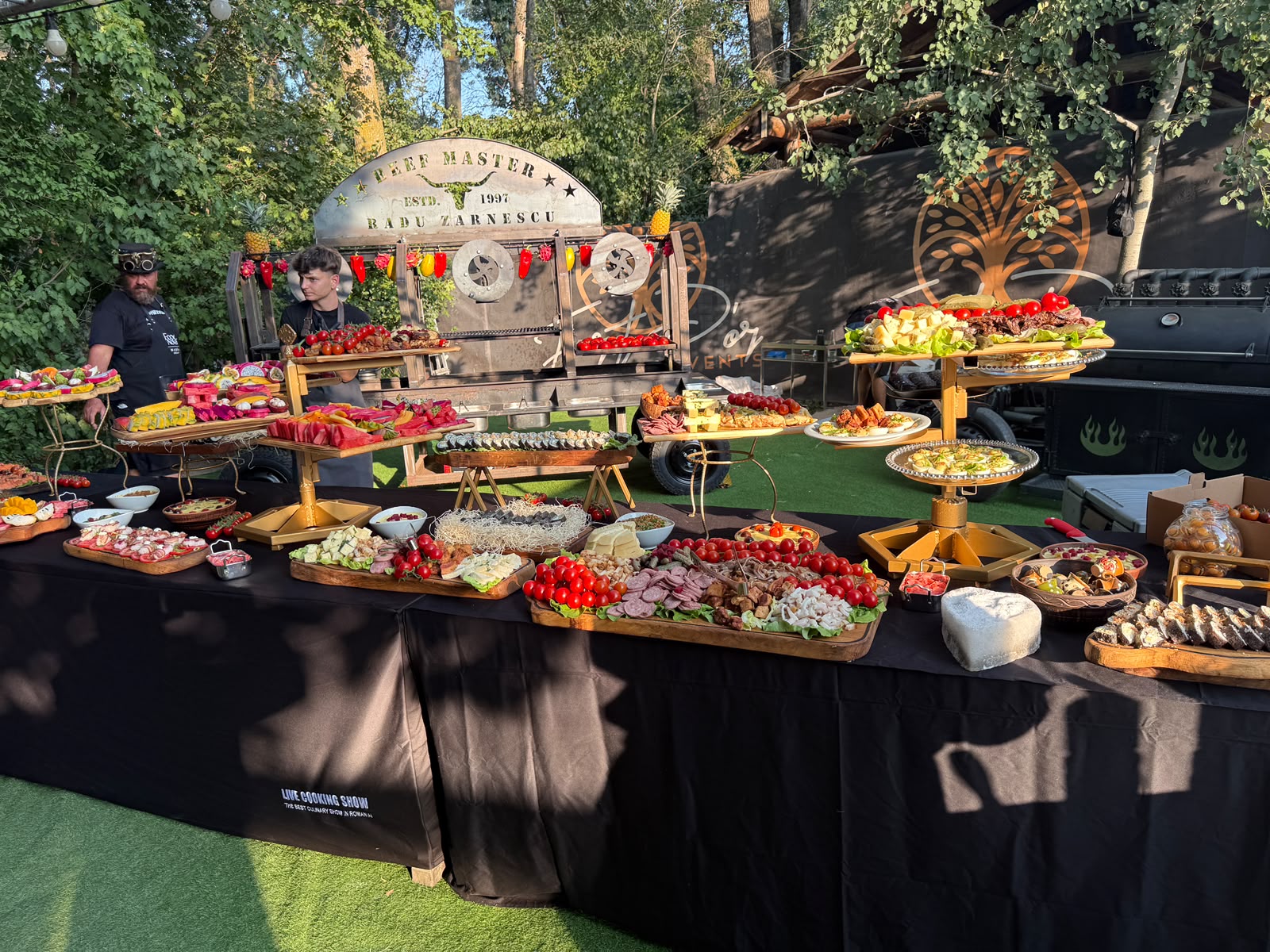 FOTO VIDEO Festin culinar la aniversarea Andrei si a lui Catalin Maruta organizat de bistriteni