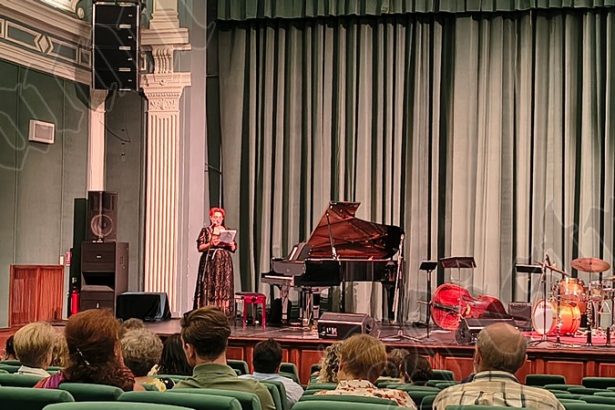 FOTO VIDEO Hajdu Klara Quartet concert la Bistrita alaturi de multi instrumentistul Borbealy Mihaly O oportunitate perfecta pentru a evada din realitate
