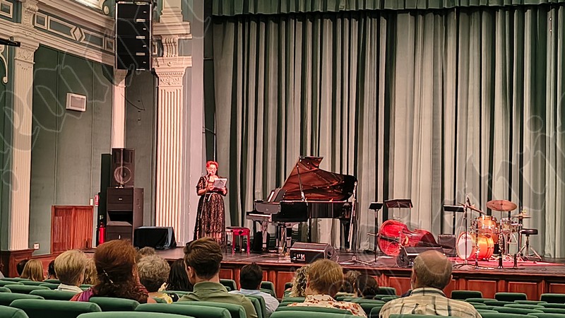 FOTO VIDEO Hajdu Klara Quartet concert la Bistrita alaturi de multi instrumentistul Borbealy Mihaly O oportunitate perfecta pentru a evada din realitate