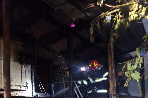 FOTO VIDEO SALVA Patru gospodarii in flacari Pagube mari si o persoana arsa