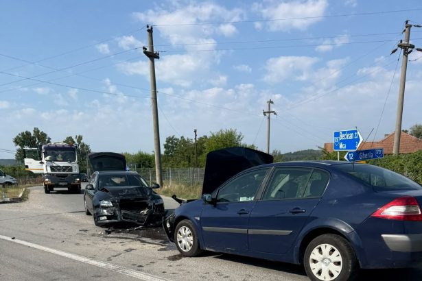 Foto Manastirea Cluj Un cuplu din Bistrita a ajuns la spital in urma unei coliziuni frontale intre doua masini