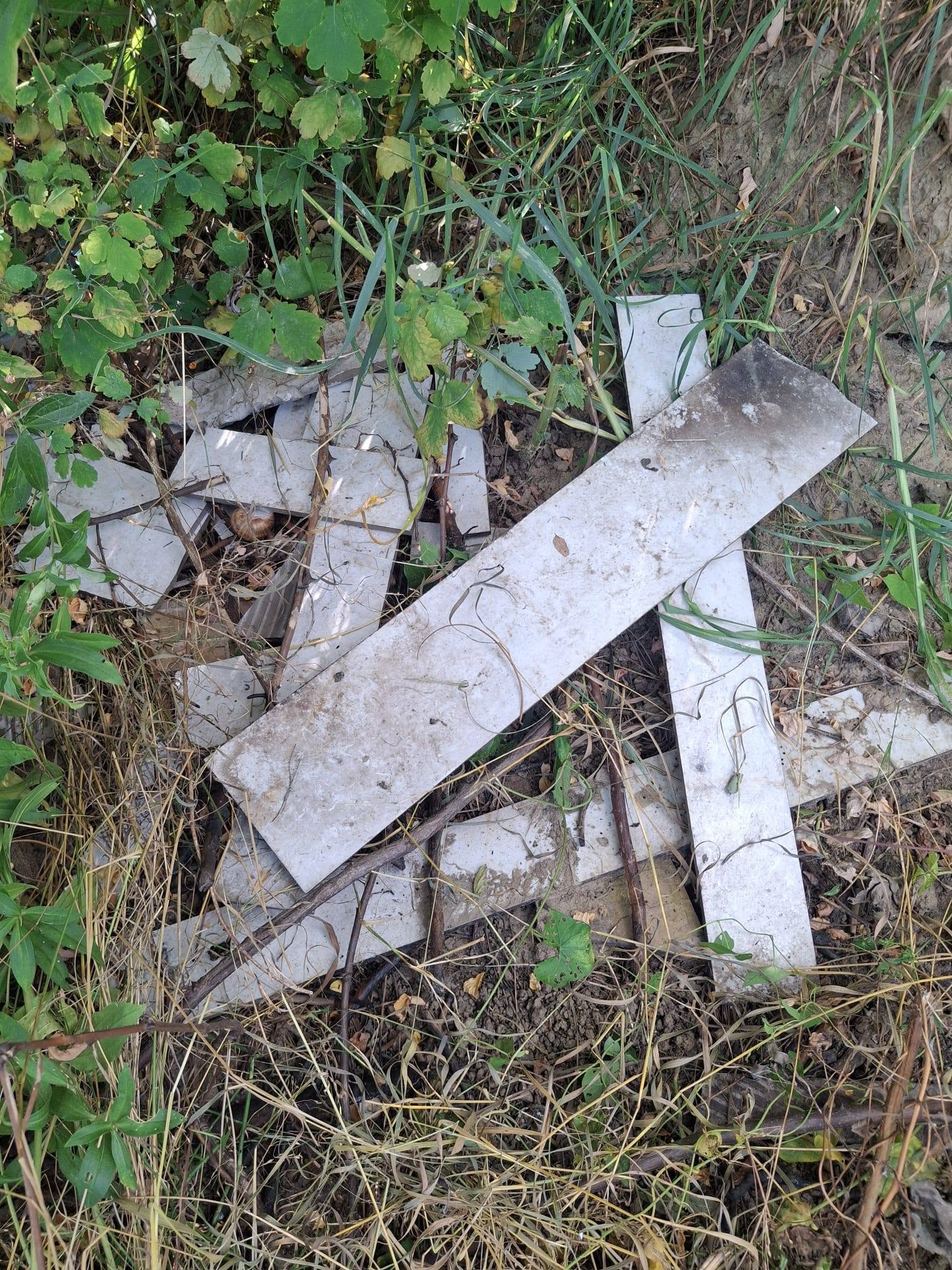 Munca unui om bataia de joc a altora un localnic din Rebris oara a curatat gratuit un parau iar vecinii lau umplut din nou cu gunoaie
