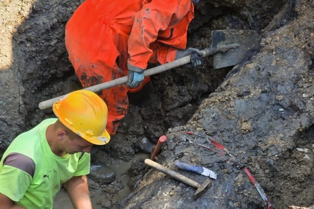 Probleme tot mai grave la magistrala Aquabis de pe strada Industriei Kozuk Teava metalica veche este o calamitate Intervenim reparam dar apar noi avarii ulterior