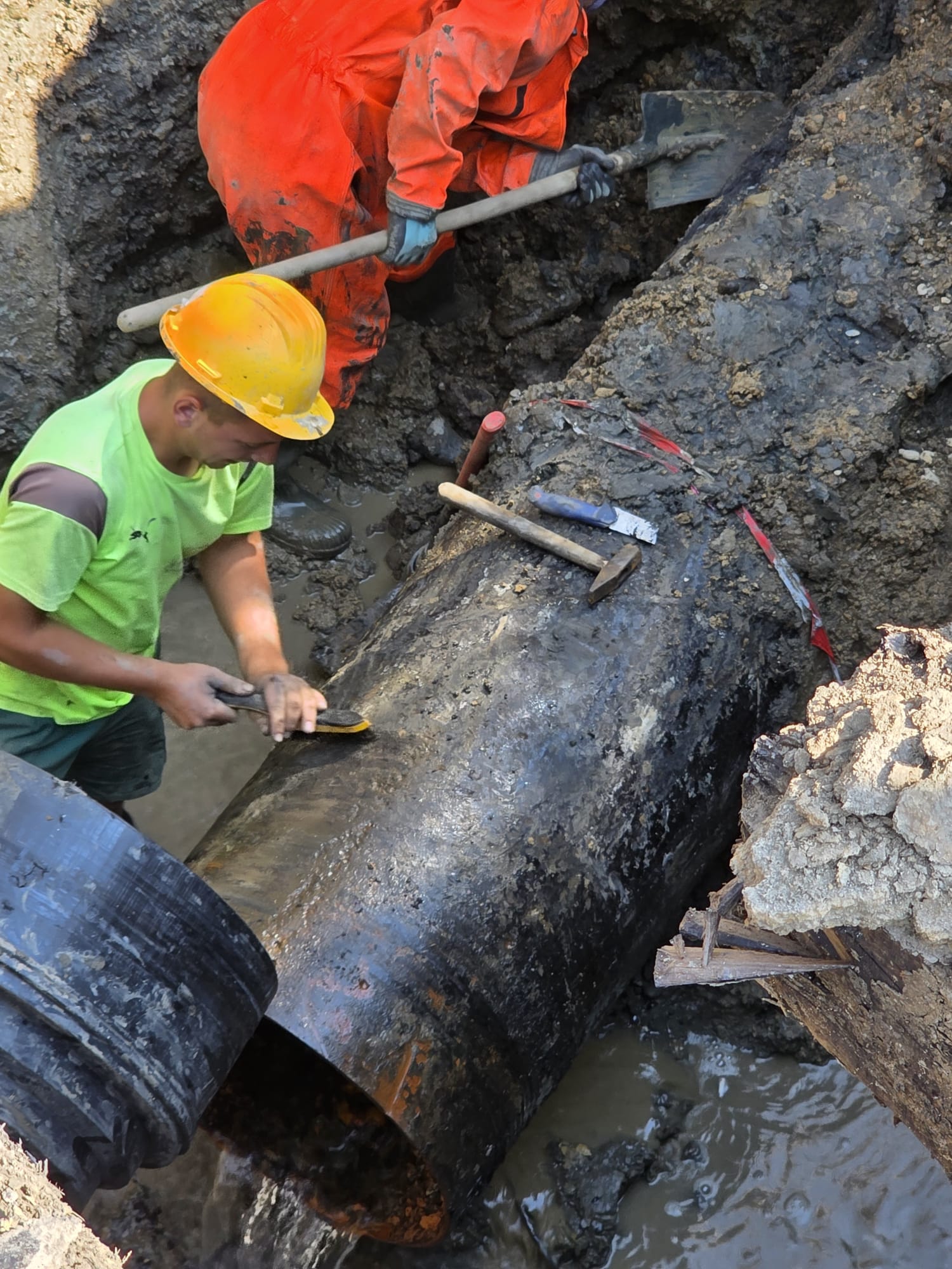 Probleme tot mai grave la magistrala Aquabis de pe strada Industriei Kozuk Teava metalica veche este o calamitate Intervenim reparam dar apar noi avarii ulterior