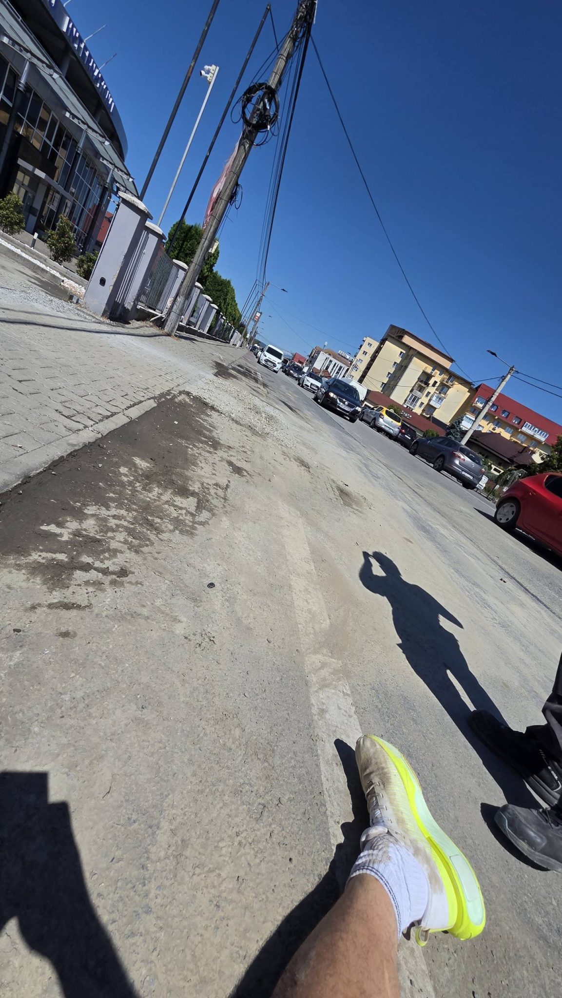 Un bistritean si a intoars glezna intr o groapa lasata in paragina pe Calea Moldovei