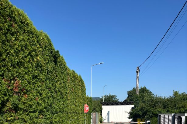 caz incredibil pe strada labirint un bistritean este impiedicat de trei ani de o bariera sa isi parcheze masina in propria curte
