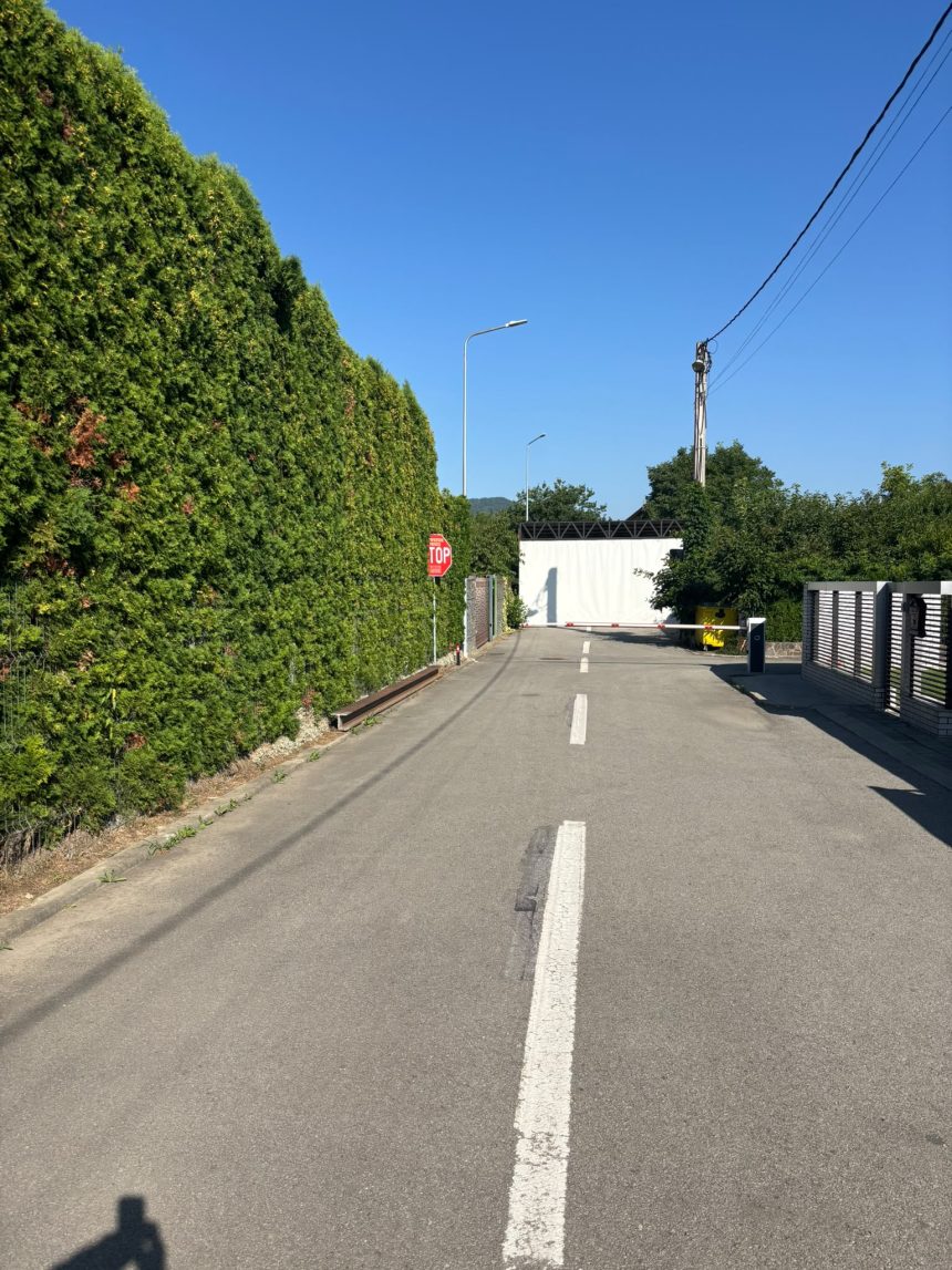 caz incredibil pe strada labirint un bistritean este impiedicat de trei ani de o bariera sa isi parcheze masina in propria curte
