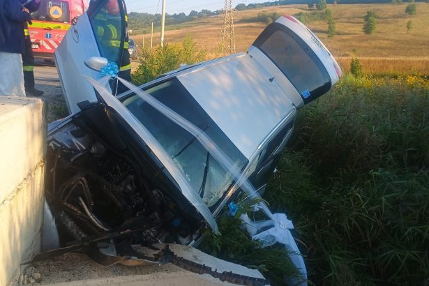 foto accident rutier intre mariselu si domnesti o masina s a izbit de un cap de pod doua persoane au suferit rani grave