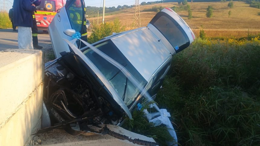 foto accident rutier intre mariselu si domnesti o masina s a izbit de un cap de pod doua persoane au suferit rani grave