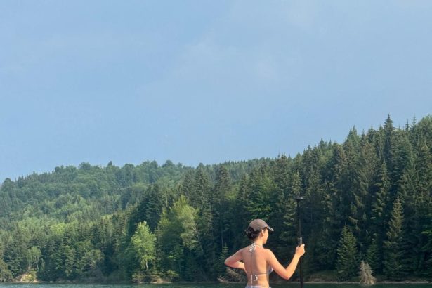 foto liniste in mijlocul lacului colibita activitate inedita yoga pe paddleboard la cerere un ghid va va indrumap