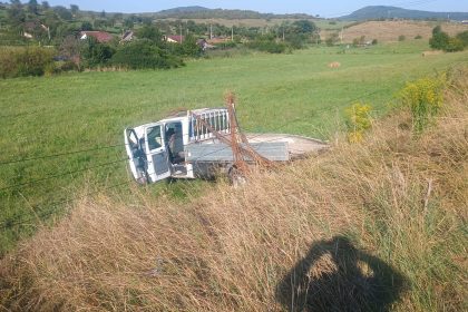 video autoutilitara rasturnata in sant la sigmir trei persoane transportate la spital