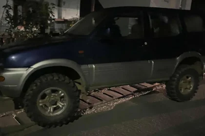 Accident cu mașină radiată, fugă și întoarcere cu jeep furat