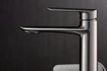 Baia premium cu LIVO HOME DESIGN Bistrița: baterii auriu periat și gun metal
