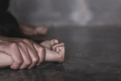 Bărbat din Telciu, acuzat că și-a violat fiica de 13 ani