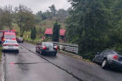 Bebeluș de 7 luni și mama lui, spitalizați în urma unui accident la Năsăud