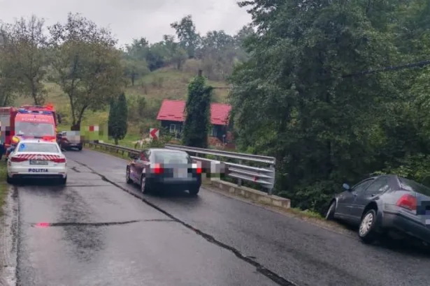 Bebeluș de 7 luni și mama lui, spitalizați în urma unui accident la Năsăud