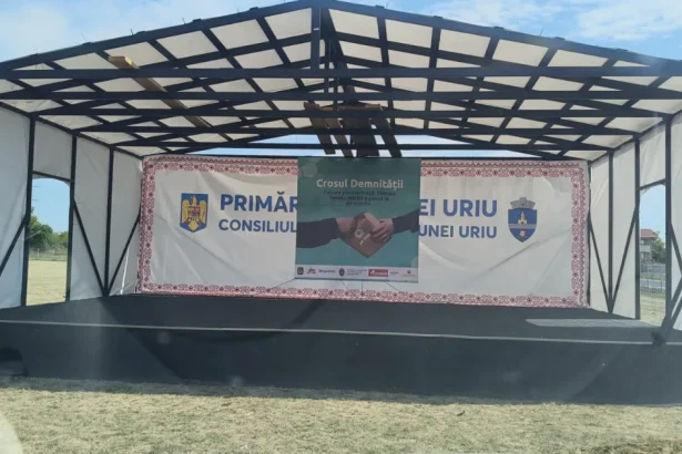 Crosul Demnității pentru femei vulnerabile din Uriu. Primarul Danci: Tinerii ies din case