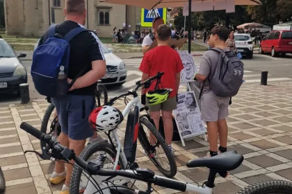 Doi din cei 10 căței de la Târgul Caritabil Bistrița, adoptați în prima jumătate de oră