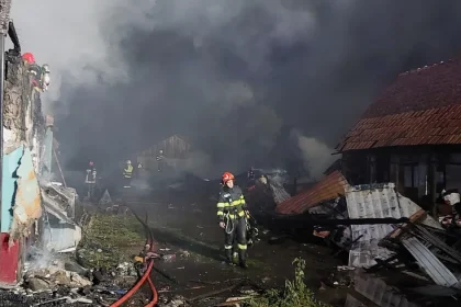 Incendiu puternic la Ragla! Case și anexe gospodărești afectate