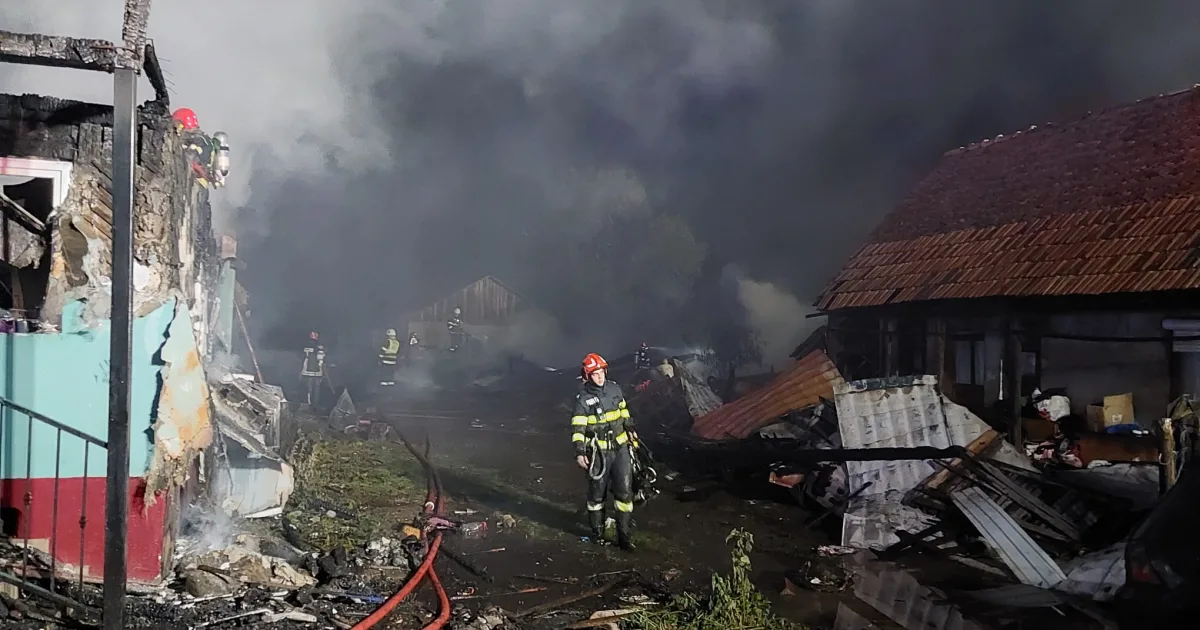 Incendiu puternic la Ragla! Case și anexe gospodărești afectate