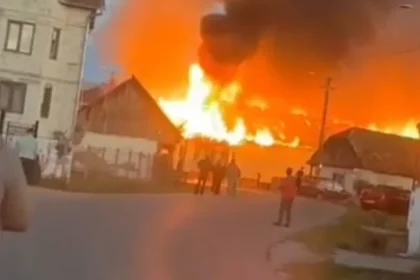 Incendiu violent la Ragla: trei case, o anexă și două mașini afectate