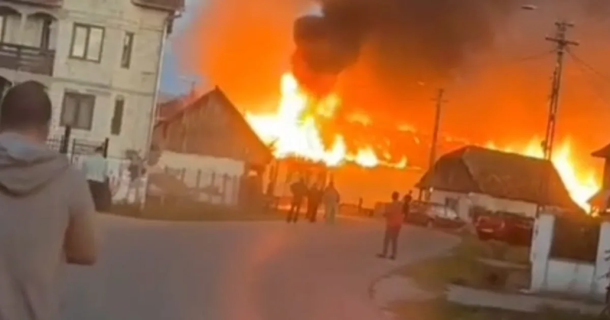 Incendiu violent la Ragla: trei case, o anexă și două mașini afectate