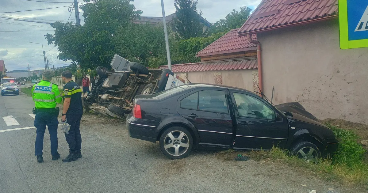 Microbuz cu 6 persoane răsturnat la intersecția centurii Bistrița cu Dumitrei Vechi