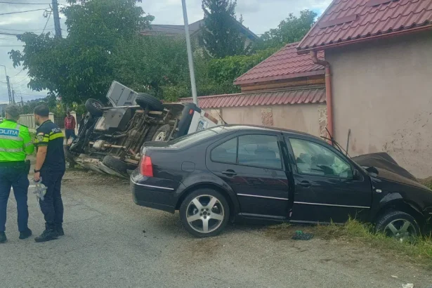 Microbuz răsturnat cu 6 persoane la centura Bistriței cu Drumul Dumitrei Vechi