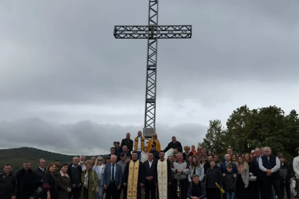 Nețeni, satul cu 8 locuitori, are a doua cruce ca mărime din județ