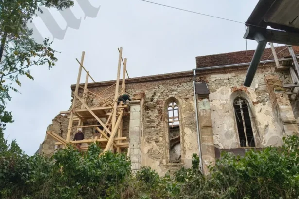 Voluntarii Ambulanței pentru Monumente BN, pe șantierul bisericii fortificate din Vermeș