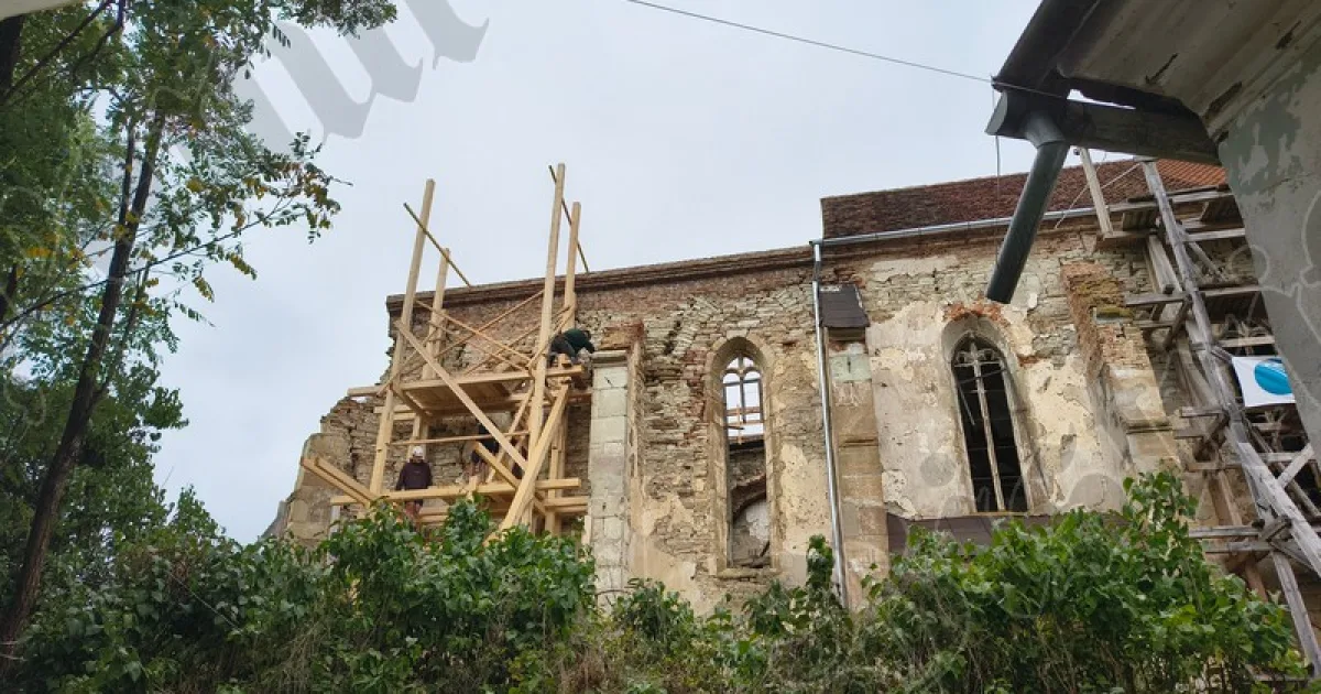 Voluntarii Ambulanței pentru Monumente BN, pe șantierul bisericii fortificate din Vermeș