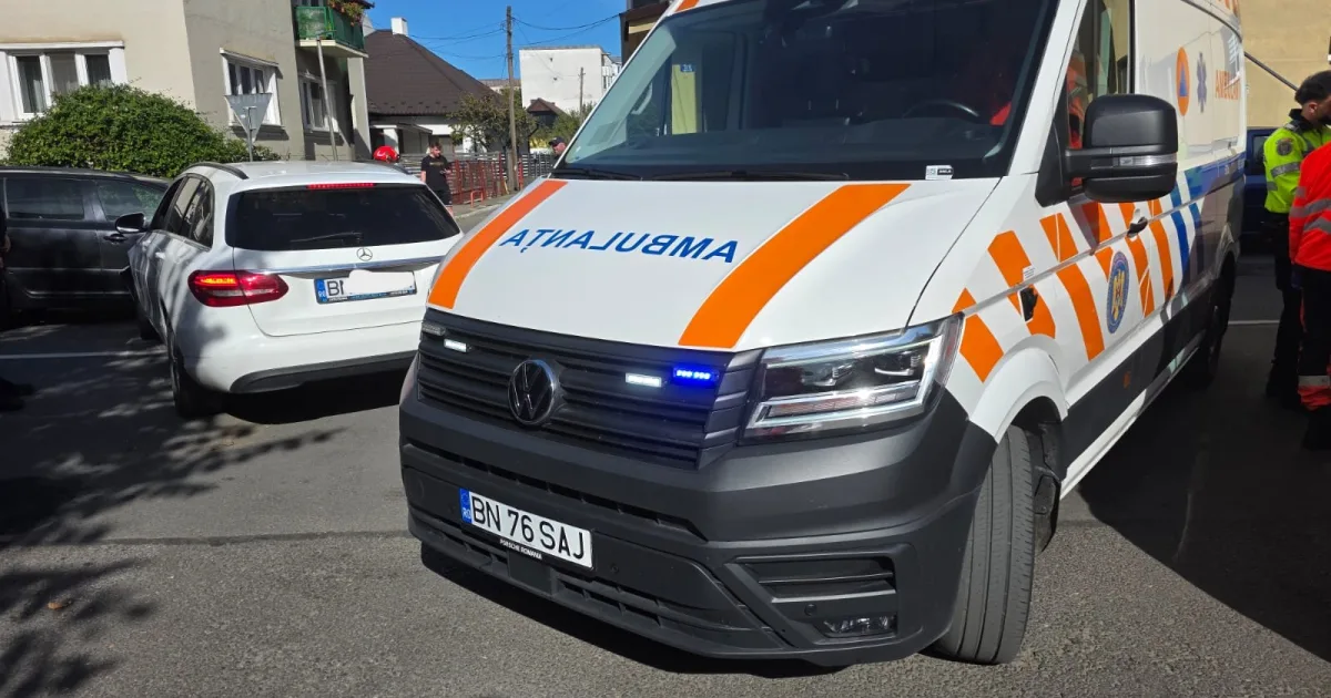 Accident cu două mașini pe strada Petre Ispirescu din Bistrița