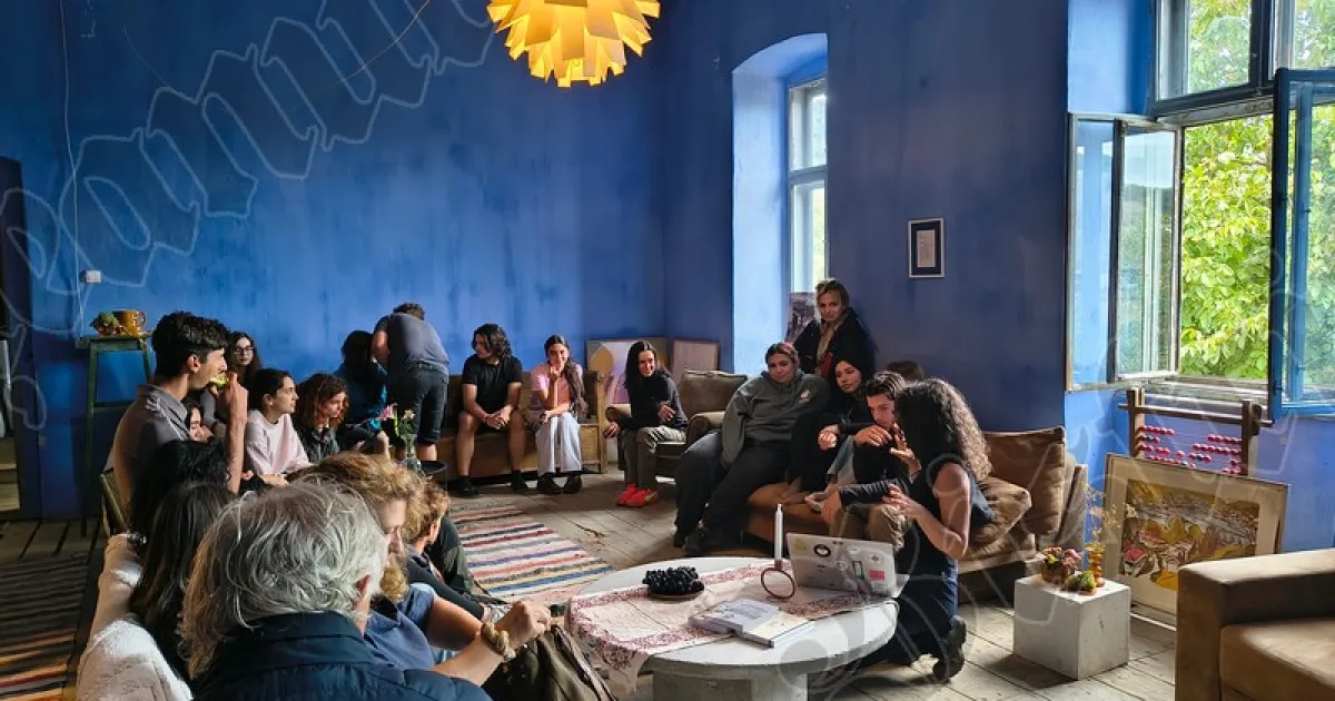 Arh. Lavinia Cociubei învață în Elveția construcția cu chirpici: „Ca rândunicile”
