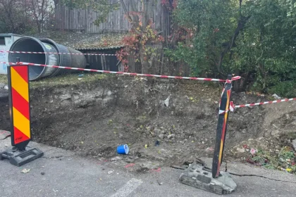 Bandă de semnalizare ruptă la groapa în care a căzut o bătrână pe Aleea Plăieșului