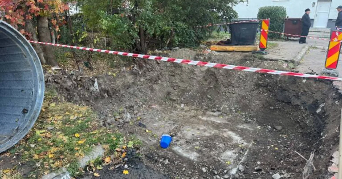 Bătrână căzută într-o groapă de doi metri pe strada Plăieșului din Bistrița