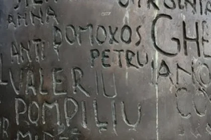 Bistrița la pas: Columna aducerii aminte, monumentul-lumânare din Petru Rareș