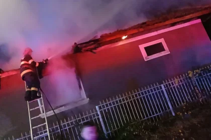 Budurleni: Casa unui bătrân de aproape 90 de ani, cuprinsă de flăcări
