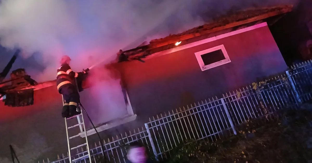 Budurleni: Casa unui bătrân de aproape 90 de ani, cuprinsă de flăcări