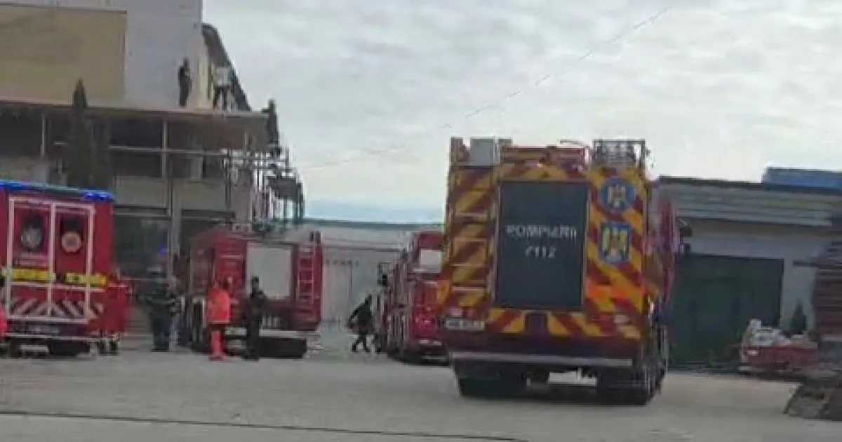 Incendiu pe centura Bistriței la firma STERN. 12 evacuări, câteva victime cu arsuri