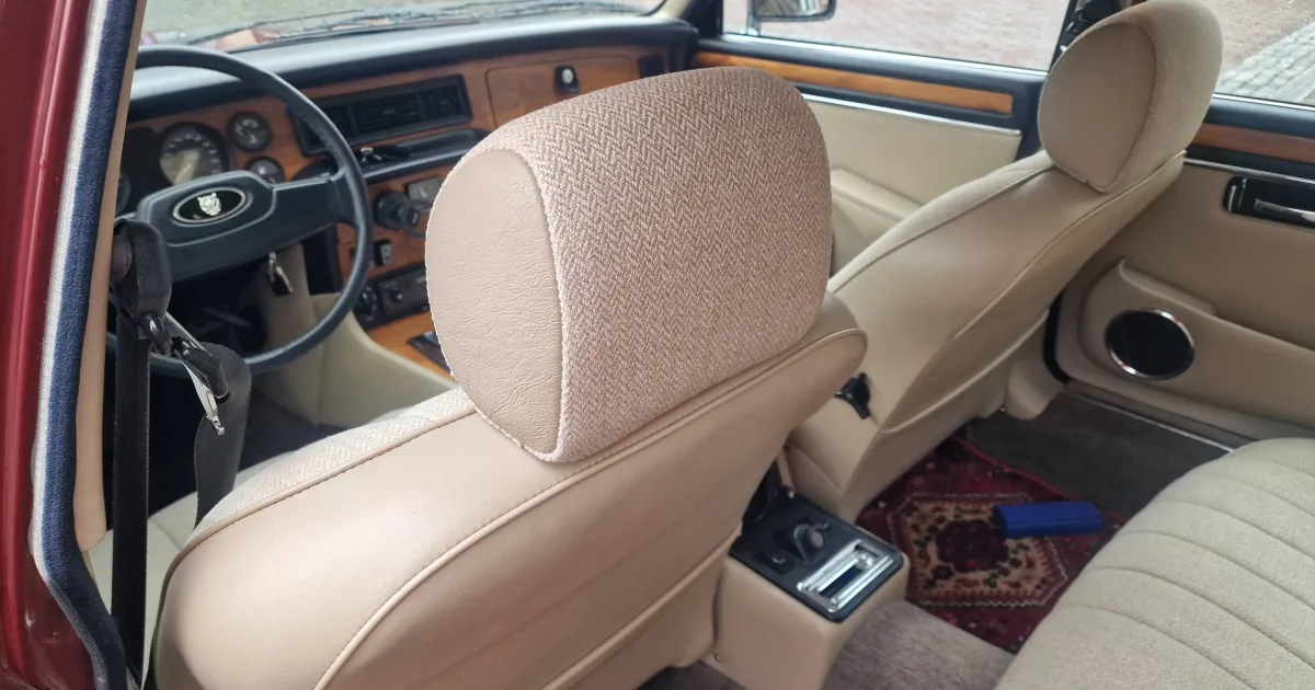 Jaguarul din '86 al oficialităților britanice, vedeta Paradei Retro