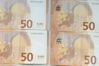 Polițiștii din Bistrița-Năsăud au ridicat euro falși și un pistol airsoft de la doi tineri