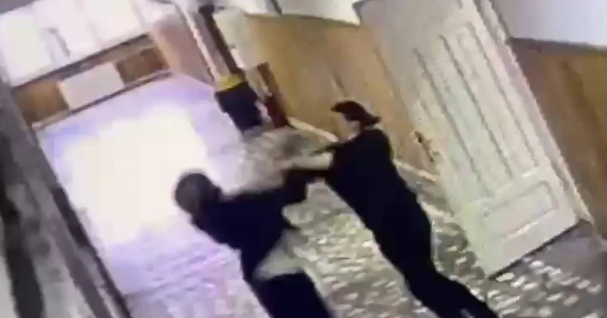 Profesoara înjunghiată, operată de urgență! Atacatorul de la Gimnazială 6, dus la Cluj